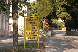 Gdinj - směrový ukazatel do zátok na jižním pobřeží