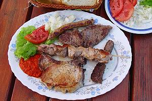 Mješano meso na žaru si lze objednat v každé restauraci na Hvaru i na celém Jadranu