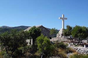 Kříž a kaplička na vrchu Glavica