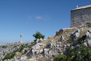 Kříž a kostelík na vrcholu
